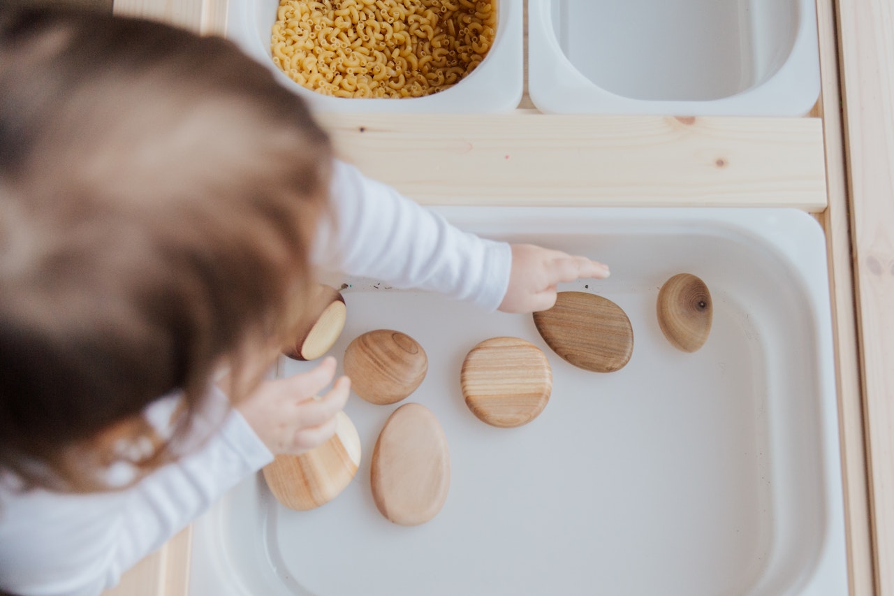 Tehnica Montessori: ce este, ce avantaje are și ce ai nevoie pentru a o aplica acasă